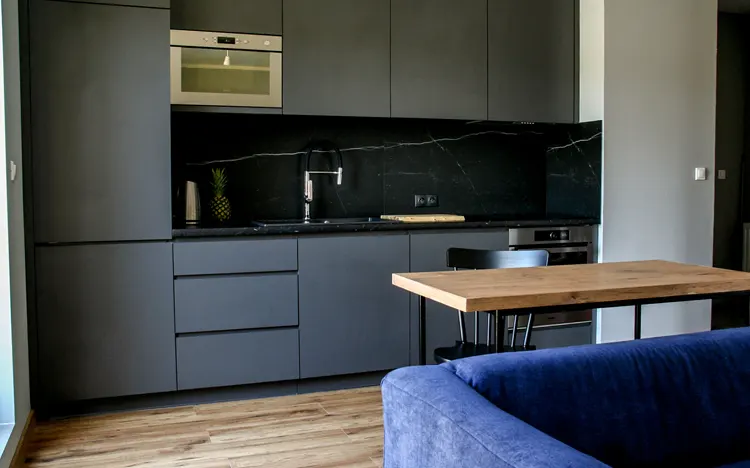 Szary komplet mebli kuchennym w aneksie