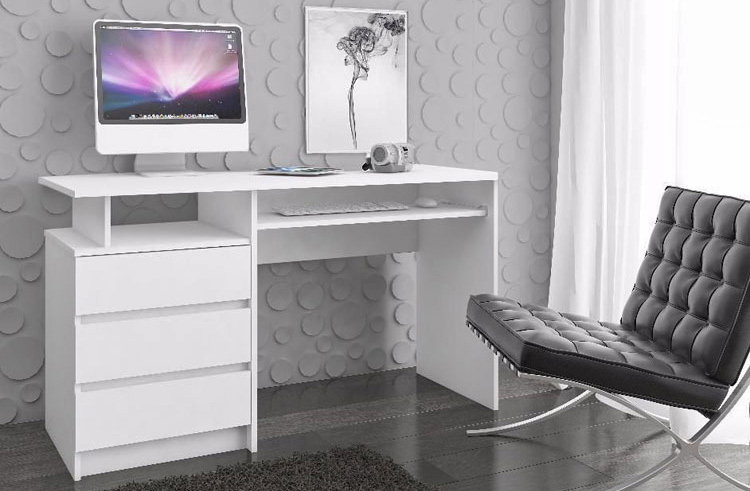 Biurko w stylu skandynawskim w salonie 
