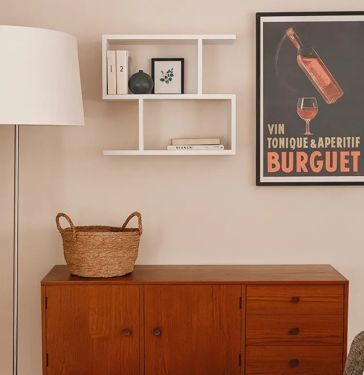 Biała półka w salonie