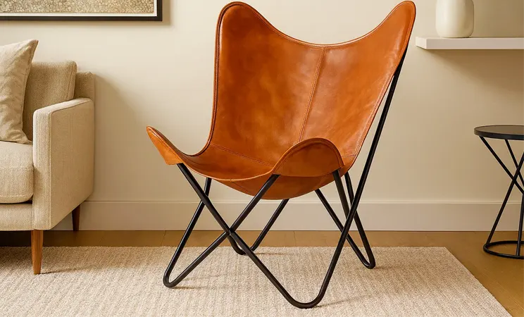 Skórzany fotel butterfly w salonie  