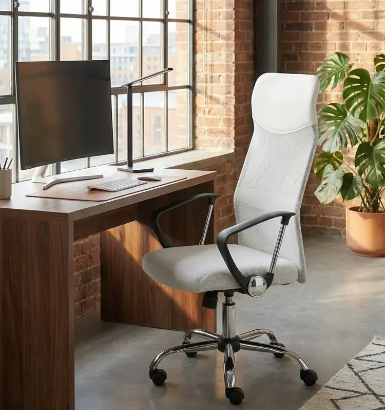 Eleganckie biuro z biurkiem przy oknie 