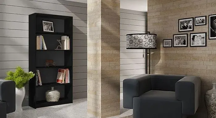 Czarny regał na książki w salonie  