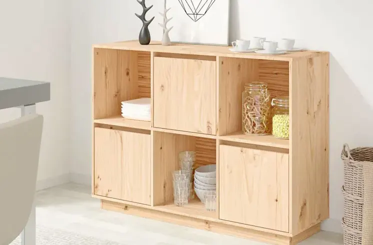 Drewniana komoda w salonie  