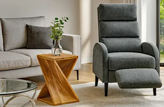 Drewniany stolik w salonie 