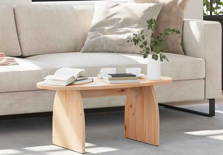 Drewniany stolik w salonie 