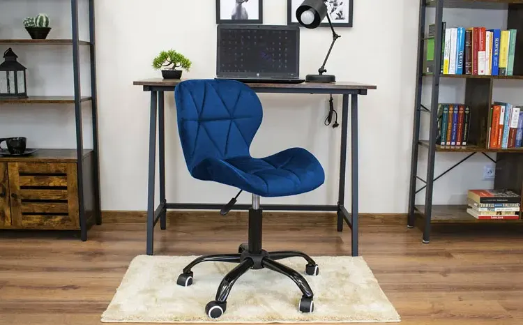 Tapicerowany fotel obrotowy w korze niebieskim 