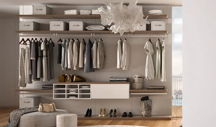 Pudełka umieszczone w garderobie