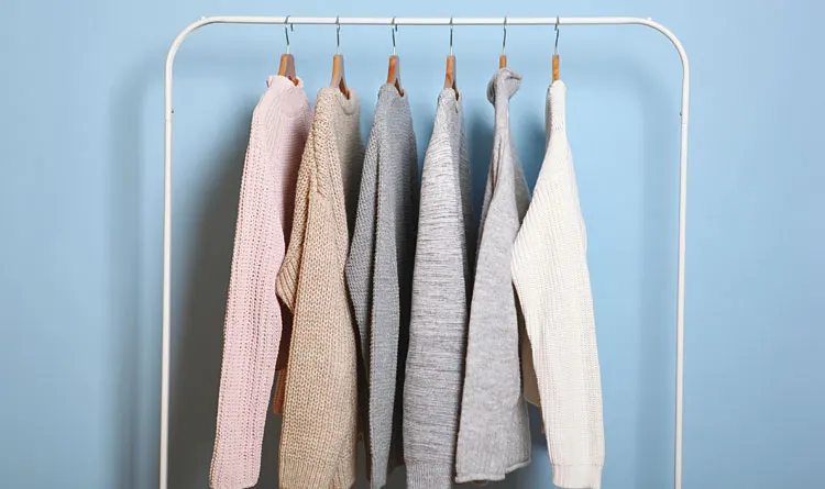 Drewniane wiszaki na metalowym stojaku