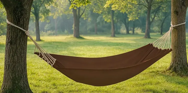 Brązowy hamak w ogrodzie 