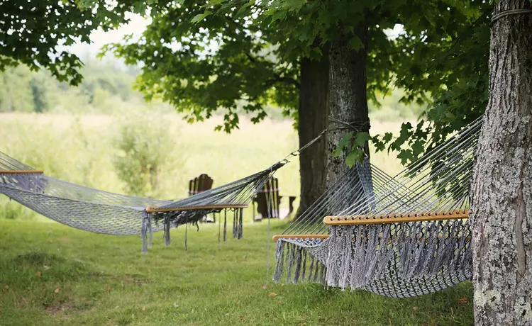 Plecione hamaki w ogrodzie 