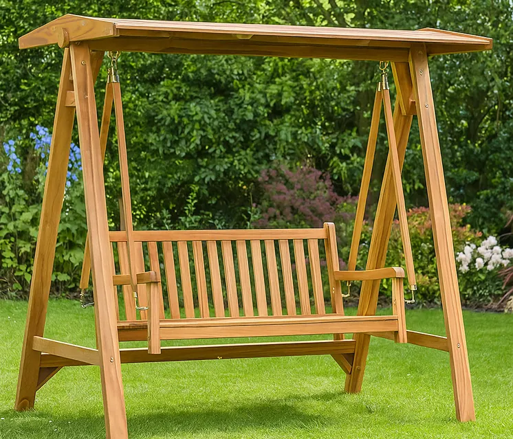 Huśtawka sosnowa w ogrodzie