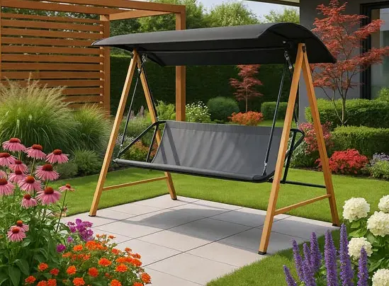 Stalowa huśtawka w ogrodzie