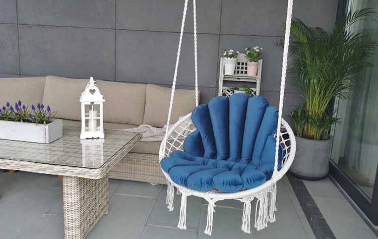 fotel w stylu boho na tarasie 