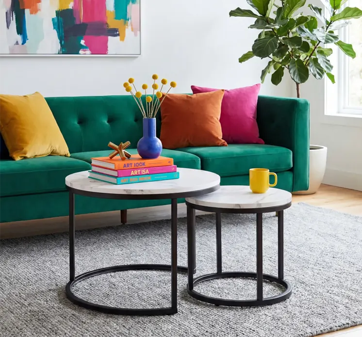 Nowoczesne stoliki kawowe przy kanapie