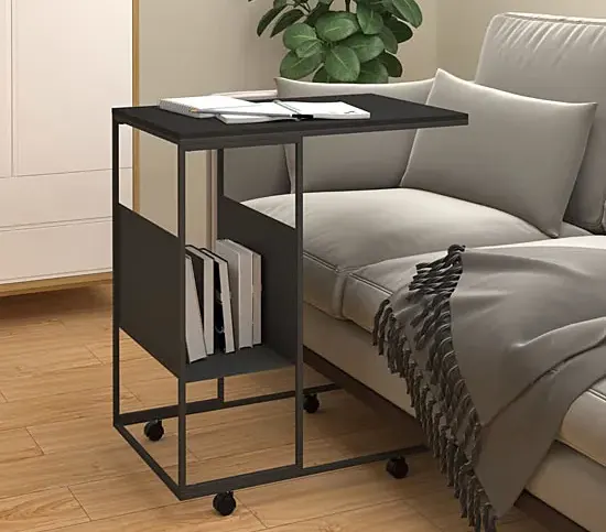 Stolik kawowy na kółkach przy kanapie