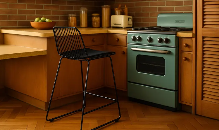 Metalowy hoker w kuchni 