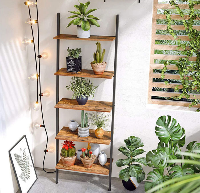 Regał w stylu loft z kwiatami 