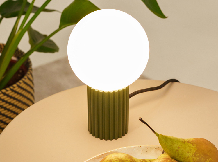 Lampa stołowa w modnym oliwkowym kolorze