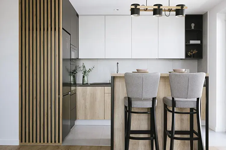 Ściana ozdobiona lamelami w jadalni