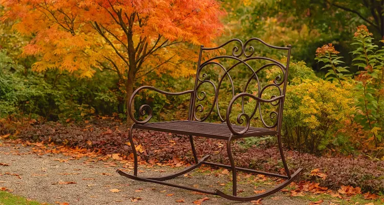 Metalowa ławka w kolorze brązowym