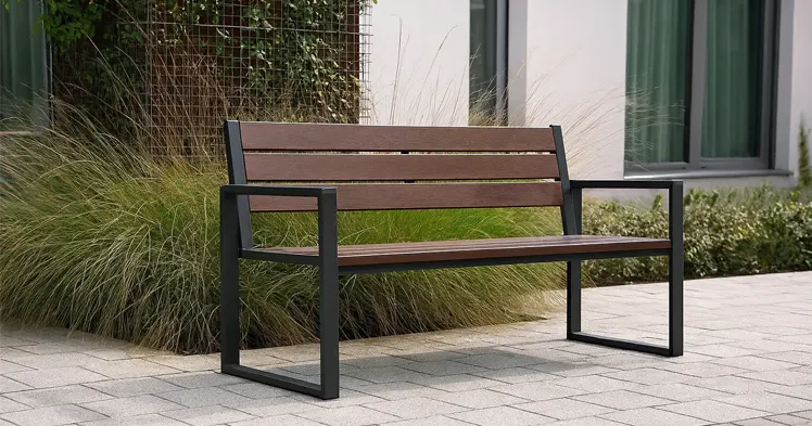 Nowoczesna ławka ogrodowa w kolorze ciemny orzech
