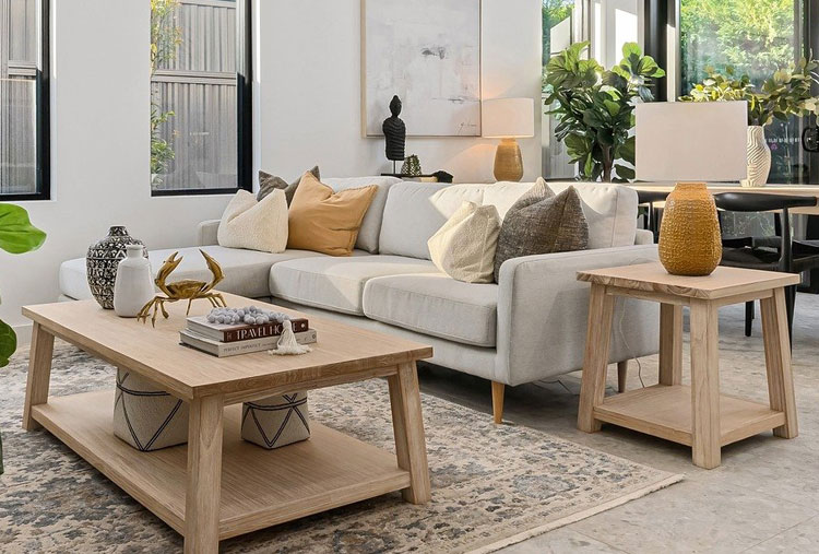 Drewniany ławostół w salonie 