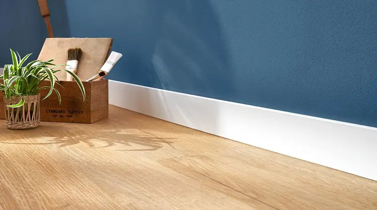 Listwa przypodłogowa w kolorze białym 