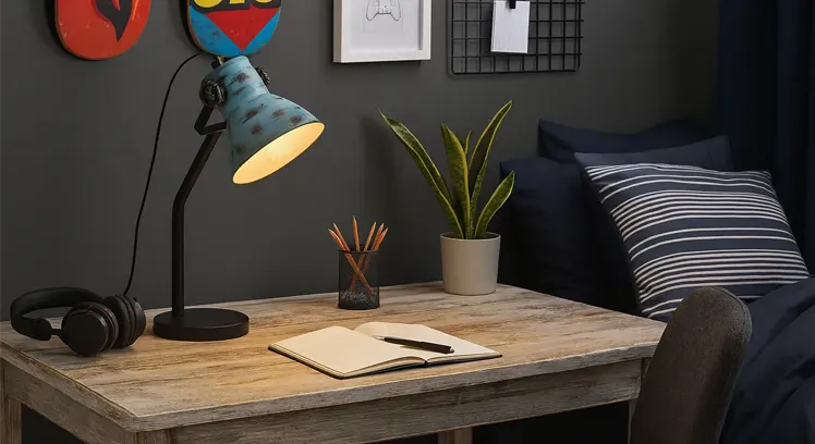 Lampka stołowa w pokoju młodzieżowym 