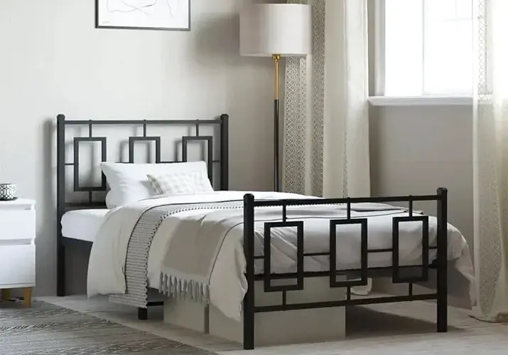 Metalowe łóżko w kolorze czarnym 