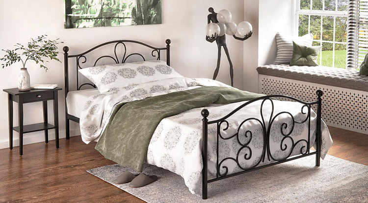 Metalowe łóżko z materacem 