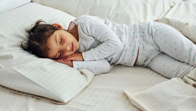 Dziecko śpiące na wygodnym materacu 