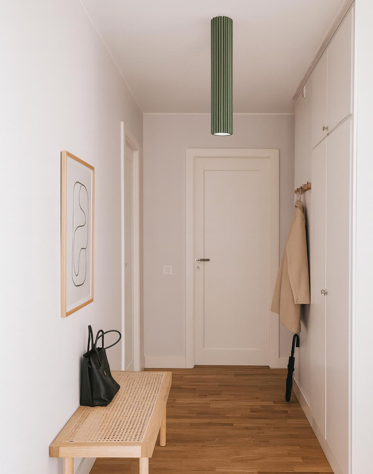 Pojedyncza lampa w kolorze oliwkowym w przedpokoju