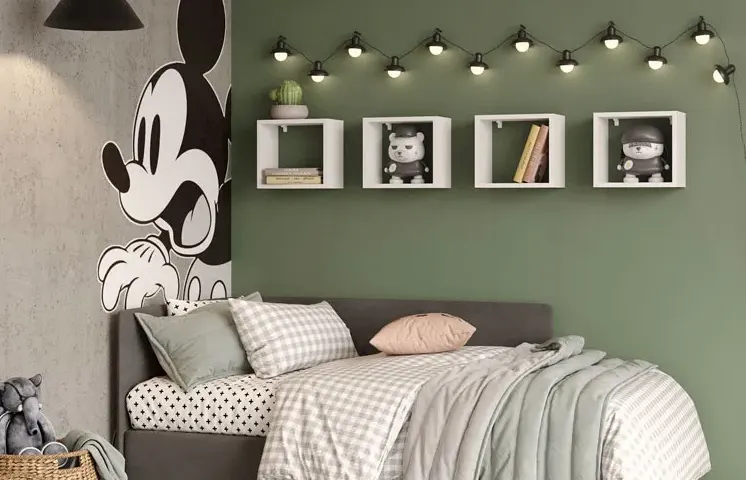 Półki scienne w pokoju nastolatka 