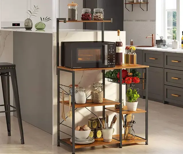 Metalowy regał w kuchni