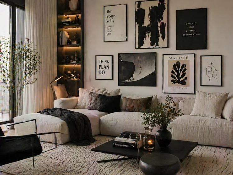 Aranżacja ściany za kanapą w salonie 