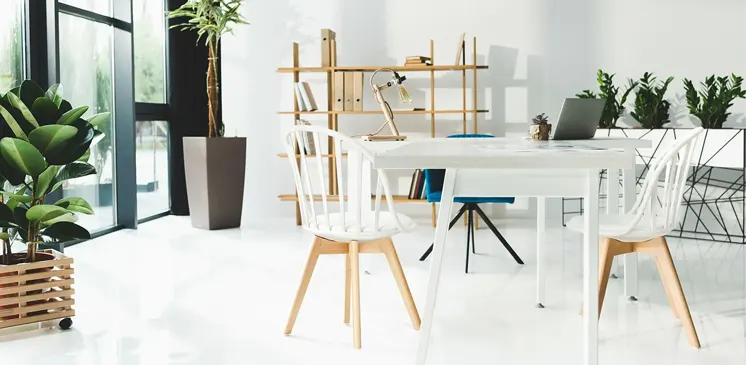 Ażurowe krzesła w kolorze białym 