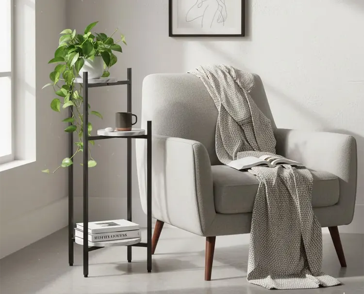 Metalowy kwietnik w salonie