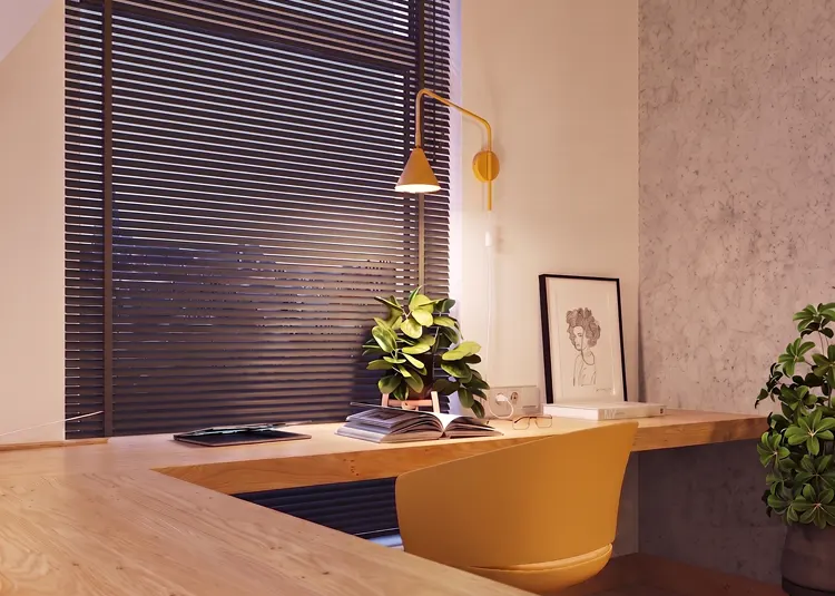 Zółta lampa biurkowa w pokoju nastolatka
