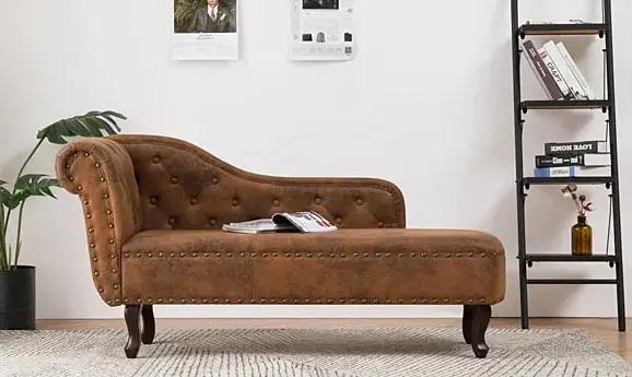 Brązowy, pikowany szezlong w salonie 