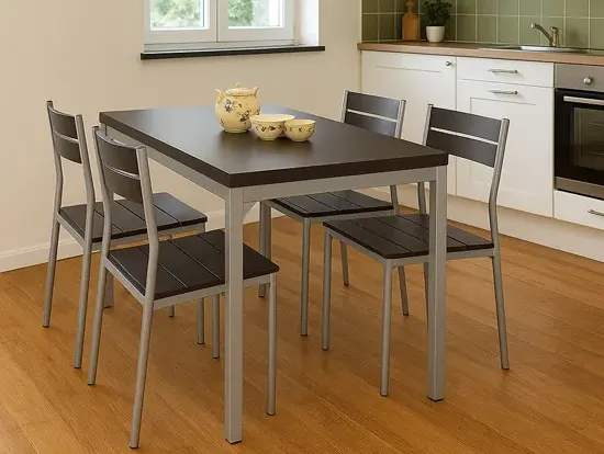 Metalowo drewniany stół z krzesłami 