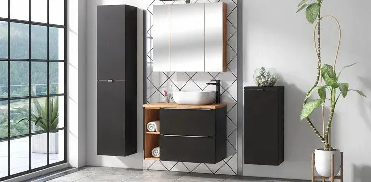 Słupek łazienkowy i szafka z koszem w łazience 