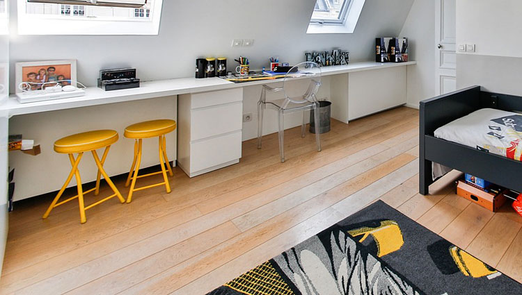 Kolorowe taborety w pokoju dziecka