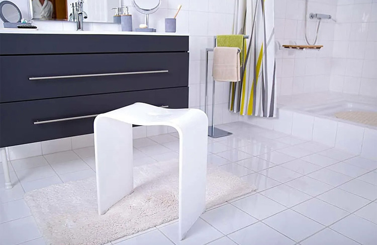 Taboret w kolorze białym w łazience 