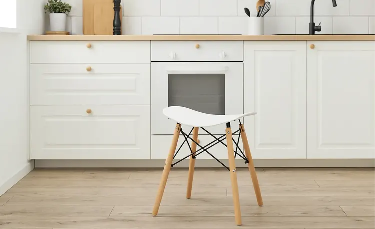 Biały taboret w kuchni 
