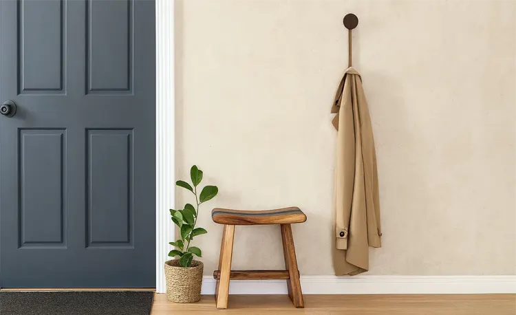 Drewniany taboret w przedpokoju 