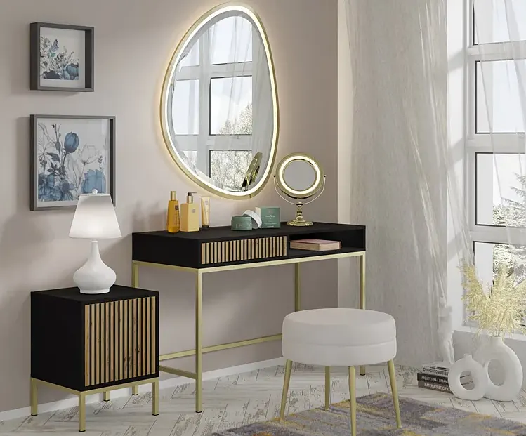 Toaletka w stylu glamour w sypialni 