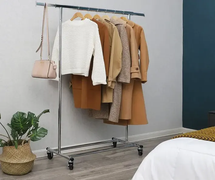 Regulowany wieszak na kółkach 