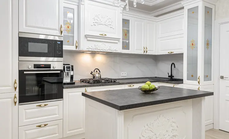 Wyspa kuchenna w kolorze białym